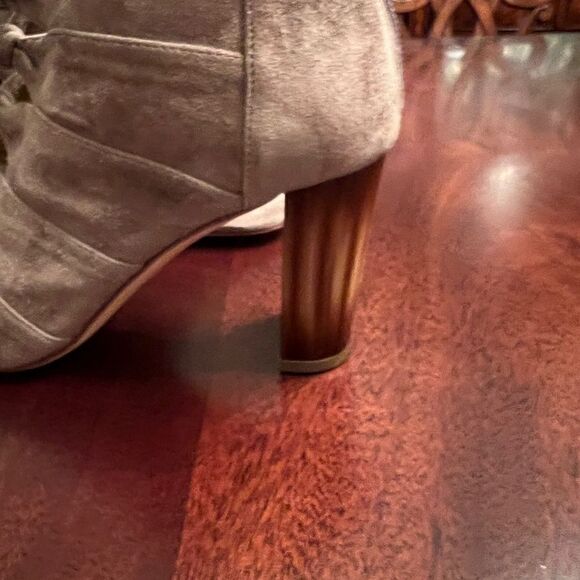 NWOB Vaneli Taupe Suede Open Toe Heels Bootie Cut Out Knot Detailing Size 7 M - Picture 6 of 7